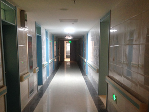 台儿庄区人民医院走廊扶手安装案例
